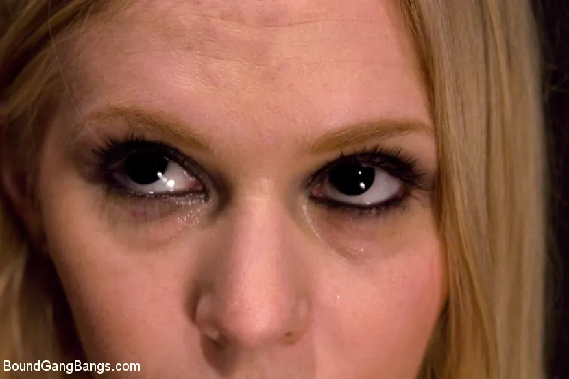 Sarah Jane Ceylon に 'パブリックギャンバン3' from 'Kink' (写真 4) Kink 'パブリックギャンバン3' 主演 Sarah Jane Ceylon (写真 4)