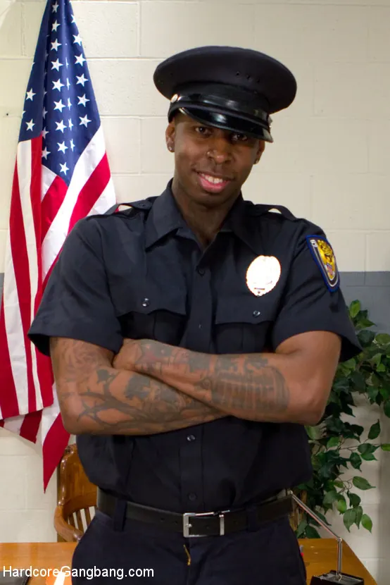 Kink 'Brutalidad expuesta: ¡Sarah Shevon chantajea a la policía para que la follen en grupo!' protagonizando Sarah Shevon (foto 13)