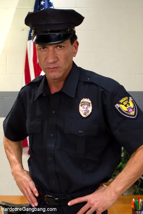 Sarah Shevon en 'Brutalidad expuesta: ¡Sarah Shevon chantajea a la policía para que la follen en grupo!' from 'Kink' (foto 18) Kink 'Brutalidad expuesta: ¡Sarah Shevon chantajea a la policía para que la follen en grupo!' protagonizando Sarah Shevon (foto 18)