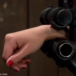 Sarah Shevon に 'Kink' Joins the ranks of Device Models (サムネイル 10)