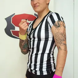 Sasha Banks に 'Kink' フィットエボニーフェザー重量の決闘のための究極の賞 (サムネイル 10)