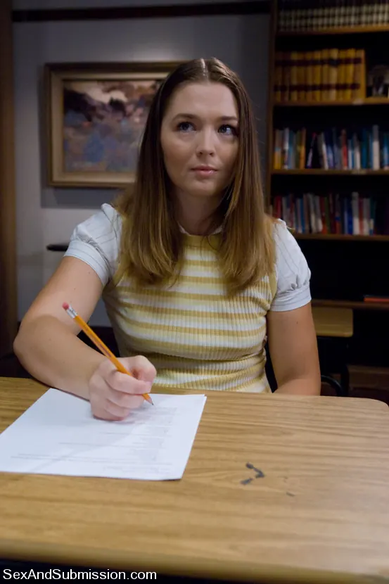 Savannah West en 'Pequeña zorra infiel' from 'Kink' (foto 10) Kink 'Pequeña zorra infiel' protagonizando Savannah West (foto 10)