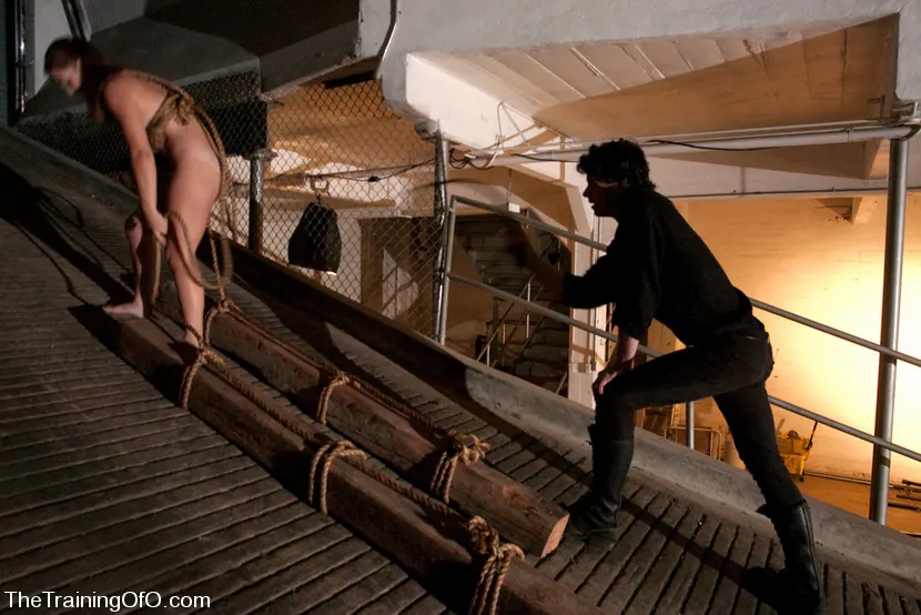 Savannah West en 'El entrenamiento de Savannah West, día uno' from 'Kink' (foto 2) Kink 'El entrenamiento de Savannah West, día uno' protagonizando Savannah West (foto 2)