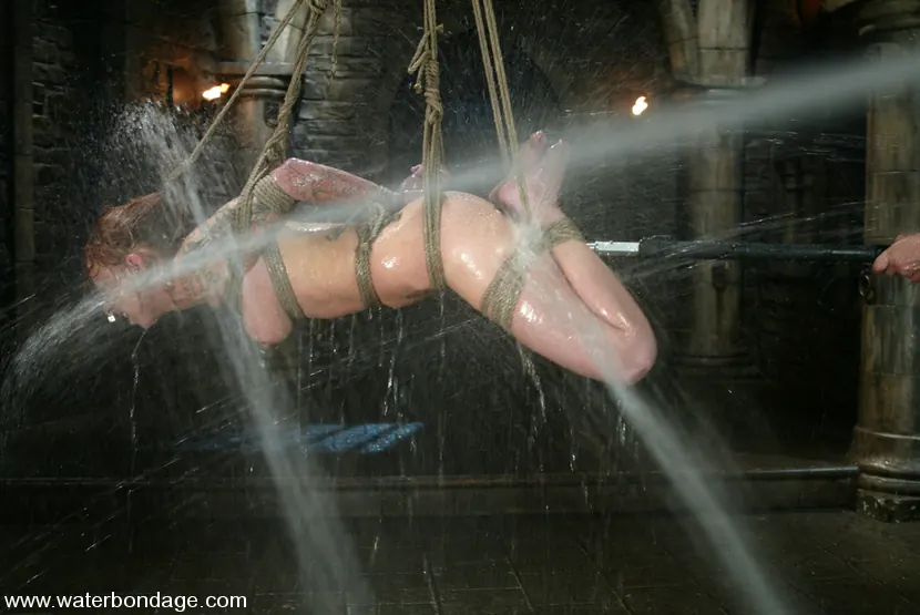 Kink 'is Introduced to Waterbondage!' protagonizando Scarlett Pain (foto 5)
