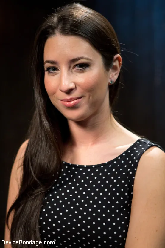 Kink '箱入り' 主演 Serena Blair (写真 2)