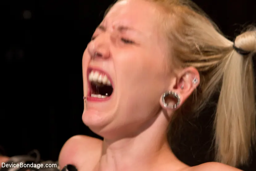 Kink 'Doble Dosis: el tipo silencioso y flexible y el chorro bullicioso' protagonizando Serena Blair (foto 15)