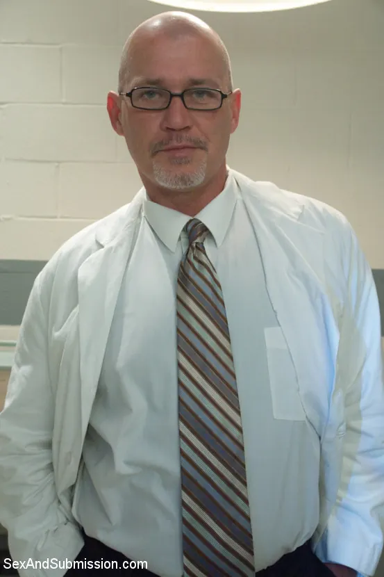 Kink '巨乳クリニック' 主演 Sierra Skye (写真 10)