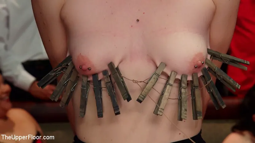 Simone Sonay に '上級奴隷たちの戦い' from 'Kink' (写真 25) Kink '上級奴隷たちの戦い' 主演 Simone Sonay (写真 25)