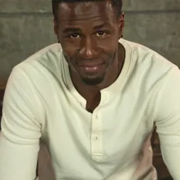 Simone Sonay に 'Kink' 夫人は大きな黒いアルファのコックで彼女の奴隷を抱きしめる！ (サムネイル 1)