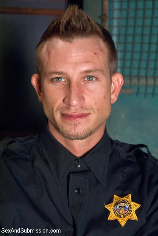 Simone Sonay に 'サディスティックな警備員が武装したセクシーな熟女を性交' from 'Kink' (写真 1) Kink 'サディスティックな警備員が武装したセクシーな熟女を性交' 主演 Simone Sonay (写真 1)