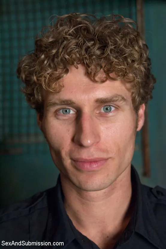 Kink 'サディスティックな警備員が武装したセクシーな熟女を性交' 主演 Simone Sonay (写真 11)