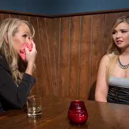 Simone Sonay に 'Kink' パンティ・ホワイア：19歳の熟女が熱いミルクに犯された！ (サムネイル 3)