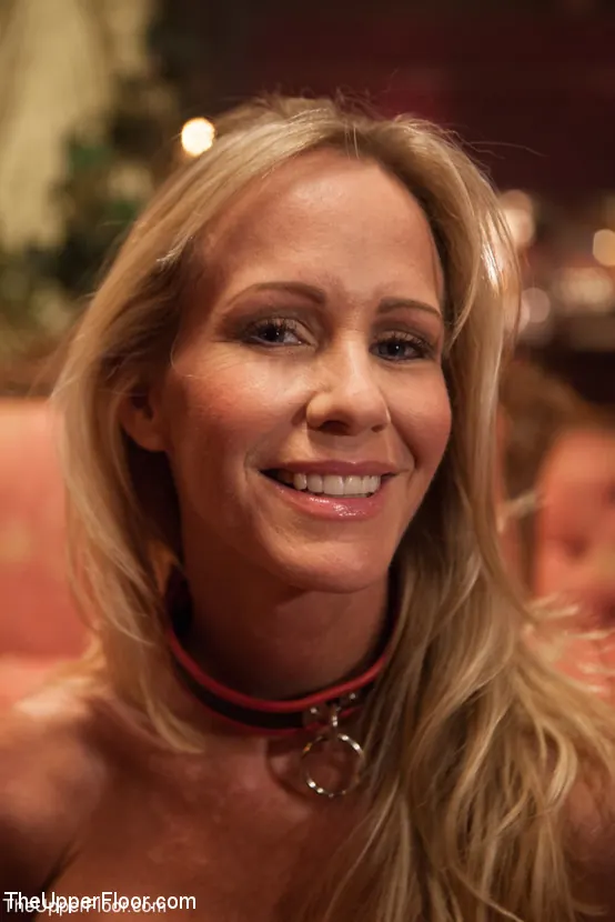 Kink '2人のブロンドの奴隷が1つのハードコックを務める' 主演 Simone Sonay (写真 19)