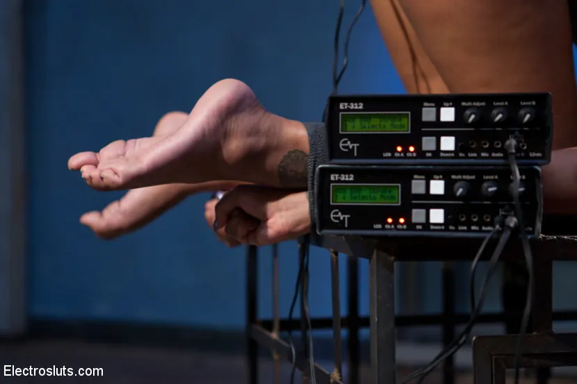 Kink '¡Hermosa piel de diamante toma anal y follada electro intensa!' protagonizando Skin Diamond (foto 11)