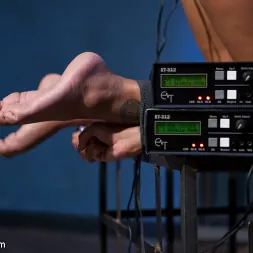 Skin Diamond en 'Kink' ¡Hermosa piel de diamante toma anal y follada electro intensa! (Miniatura 11)