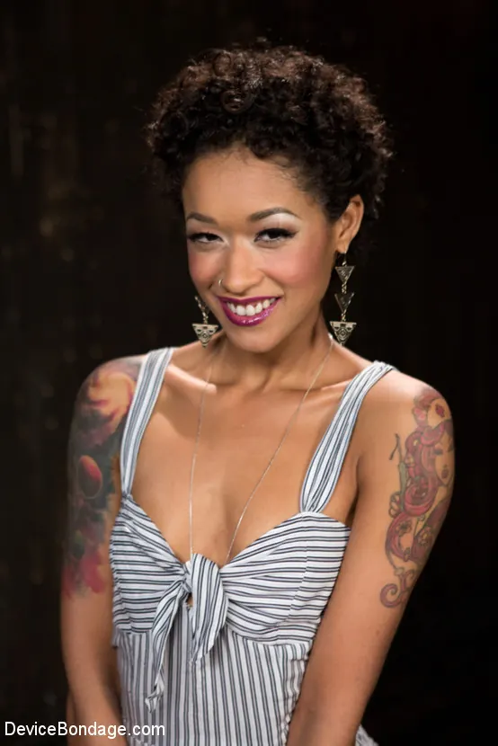Kink 'La niña de papá' protagonizando Skin Diamond (foto 16)