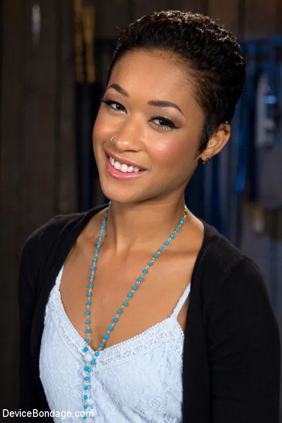 Kink '¡Penthouse Pet Skin Diamond chorreando en brutal esclavitud y castigada!' protagonizando Skin Diamond (foto 2)