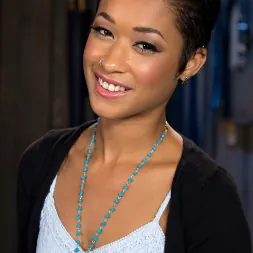 Skin Diamond en 'Kink' ¡Penthouse Pet Skin Diamond chorreando en brutal esclavitud y castigada! (Miniatura 2)