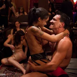 Skin Diamond en 'Kink' Restricción levantada (Miniatura 17)