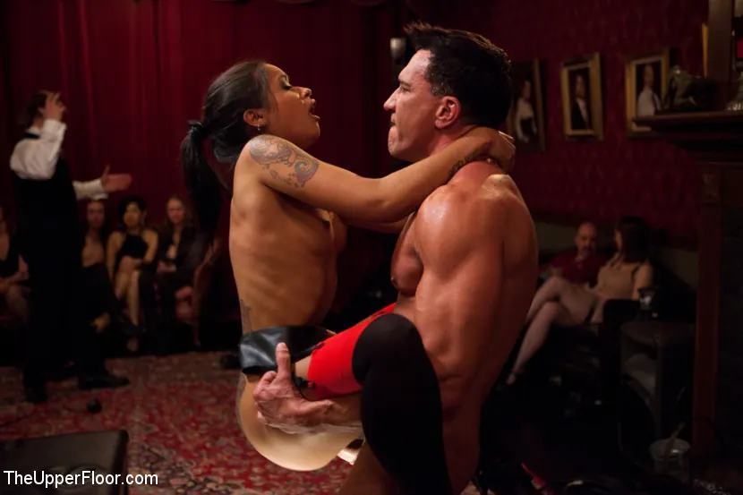 Kink 'Restricción levantada' protagonizando Skin Diamond (foto 23)