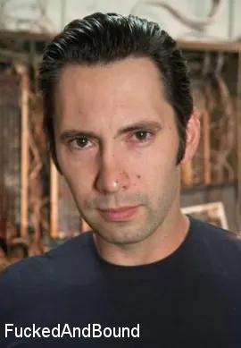 Skin Diamond に 'エボニー・スラットの力の弱い表示' from 'Kink' (写真 10) Kink 'エボニー・スラットの力の弱い表示' 主演 Skin Diamond (写真 10)