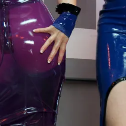 Snow Mercy に ラテックスフェチ:着用、ケア、授乳 (写真 7) Snow Mercy に 'Kink' ラテックスフェチ:着用、ケア、授乳 (サムネイル 7)