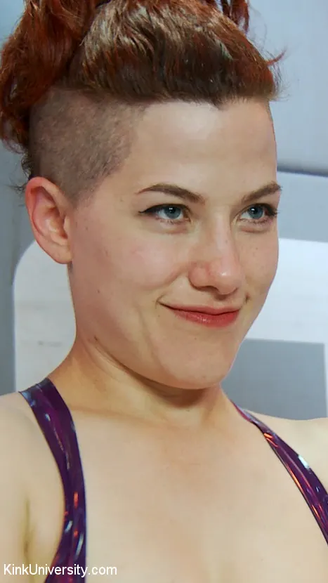 Snow Mercy に 'ラテックスフェチ:着用、ケア、授乳' from 'Kink' (写真 11) Kink 'ラテックスフェチ:着用、ケア、授乳' 主演 Snow Mercy (写真 11)