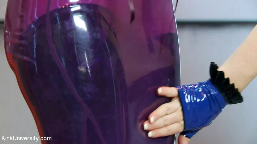Kink 'ラテックスフェチ：着用、ケア、授乳' 主演 Snow Mercy (写真 16)