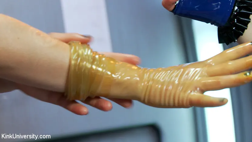 Kink 'ラテックスフェチ：着用、ケア、授乳' 主演 Snow Mercy (写真 18)