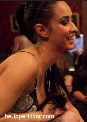 Kink '奴隷誕生日パーティー' 主演 Sparky Sin Claire (写真 13)