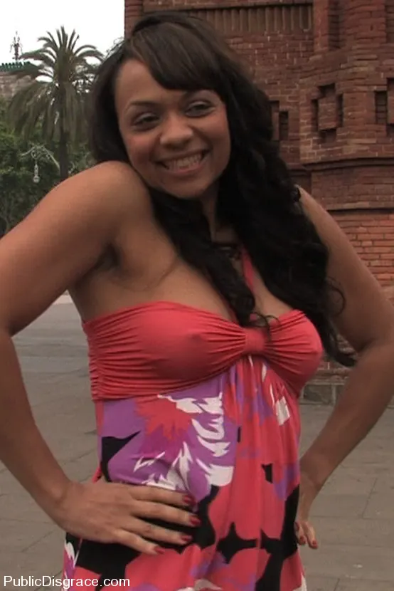 Dunia Montenegro に '通りに戻る' from 'Kink' (写真 8) Kink '通りに戻る' 主演 Dunia Montenegro (写真 8)