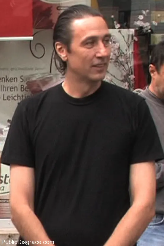 Kink 'Pelirroja flexible es atada y desnudada en público' protagonizando Molly (foto 1)