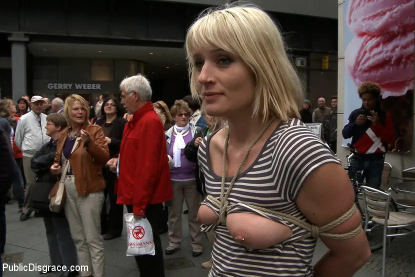 Kink 'Shocked in the Street' starring Uma Masome (Photo 8)