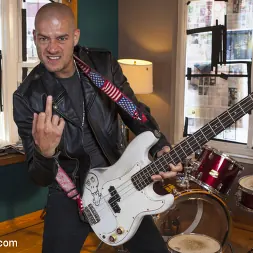 Summer Day en El desalojo (foto 4) Summer Day en 'Kink' El desalojo (Miniatura 4)