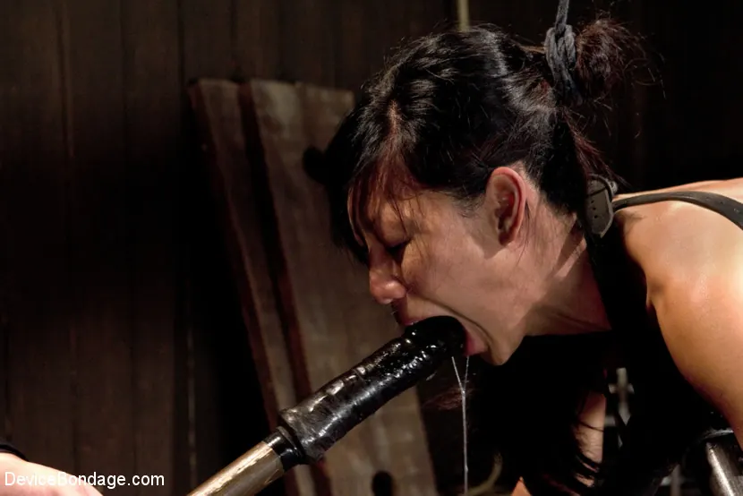 Kink 'ティアの試練' 主演 Tia Ling (写真 12)