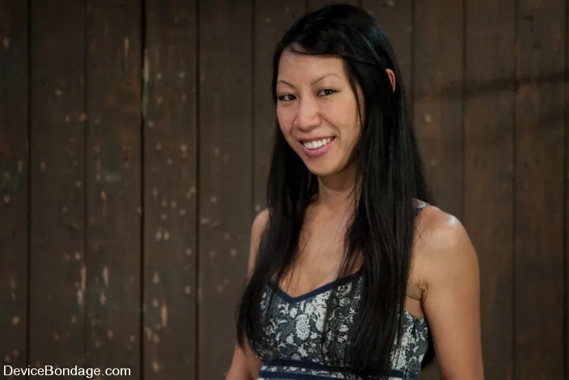 Tia Ling en 'Can orgasms be a form of torture. Short answer is YES!' from 'Kink' (foto 1) Kink 'Can orgasms be a form of torture. Short answer is YES!' protagonizando Tia Ling (foto 1)