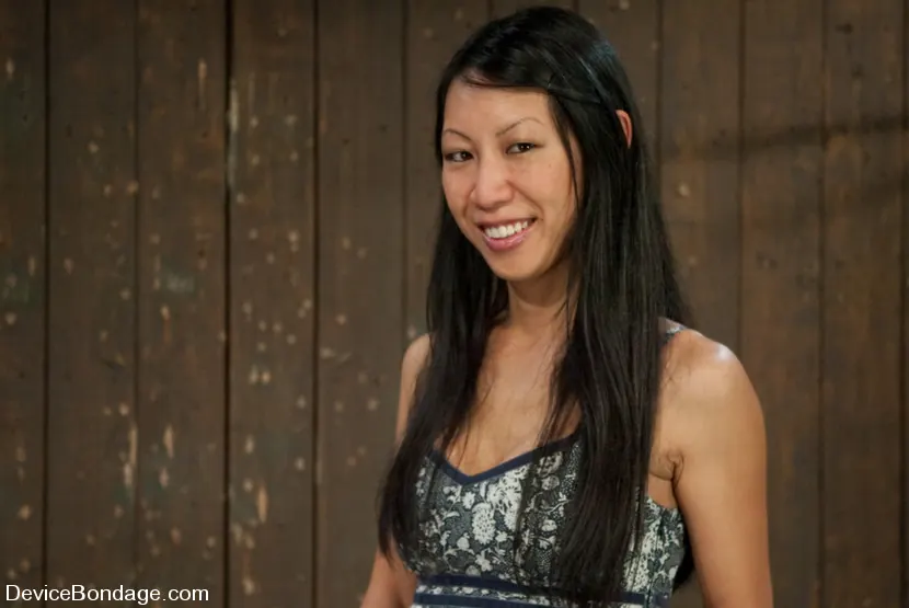 Kink 'Such a tiny ass, such a huge machine cock!' 主演 Tia Ling (写真 2)