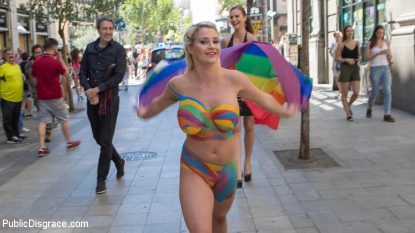 Kink 'La tetona rubia Sienna Day es deshonrada completamente desnuda en una calle pública sucia' protagonizando Tina Kay (foto 1)