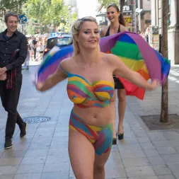 Tina Kay en 'Kink' La tetona rubia Sienna Day es deshonrada completamente desnuda en una calle pública sucia (Miniatura 1)