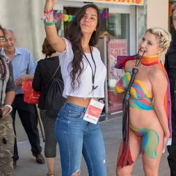 Tina Kay en 'Kink' La tetona rubia Sienna Day es deshonrada completamente desnuda en una calle pública sucia (Miniatura 3)