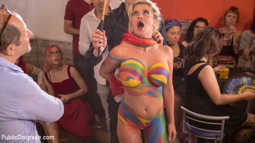 Tina Kay に '巨乳のブロンドのシエナの日は汚れた公道で完全にヌード' from 'Kink' (写真 6) Kink '巨乳のブロンドのシエナの日は汚れた公道で完全にヌード' 主演 Tina Kay (写真 6)