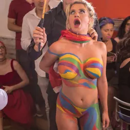 Tina Kay en 'Kink' La tetona rubia Sienna Day es deshonrada completamente desnuda en una calle pública sucia (Miniatura 6)