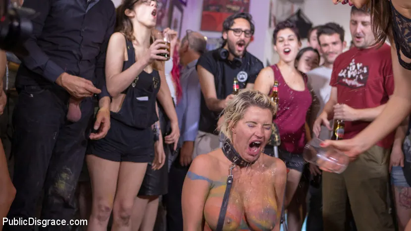 Tina Kay に '巨乳のブロンドのシエナの日は汚れた公道で完全にヌード' from 'Kink' (写真 17) Kink '巨乳のブロンドのシエナの日は汚れた公道で完全にヌード' 主演 Tina Kay (写真 17)