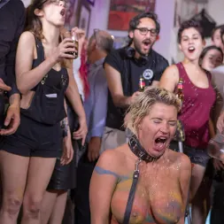 Tina Kay en 'Kink' La tetona rubia Sienna Day es deshonrada completamente desnuda en una calle pública sucia (Miniatura 17)