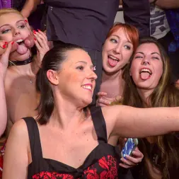 Tina Kay en 'Kink' ¡¡¡Hermosa puta anal recibe DP en público!!! (Miniatura 19)