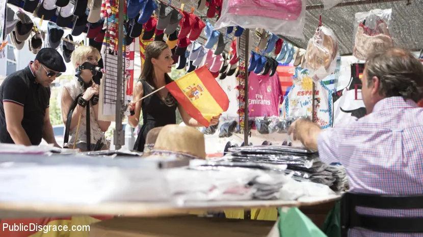 Tina Kay en '¡La pequeña puta Molly Saint Rose follada y humillada en la plaza pública!' from 'Kink' (foto 3) Kink '¡La pequeña puta Molly Saint Rose follada y humillada en la plaza pública!' protagonizando Tina Kay (foto 3)