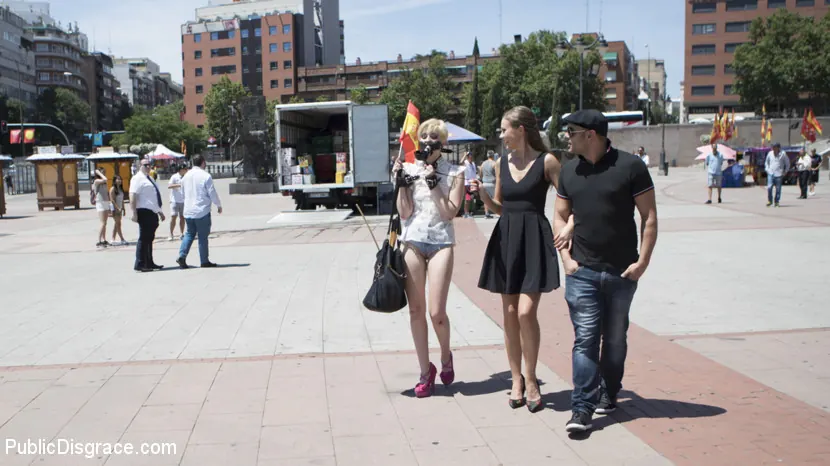 Tina Kay en '¡La pequeña puta Molly Saint Rose follada y humillada en la plaza pública!' from 'Kink' (foto 4) Kink '¡La pequeña puta Molly Saint Rose follada y humillada en la plaza pública!' protagonizando Tina Kay (foto 4)