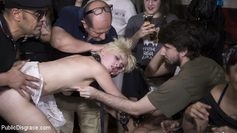 Kink '¡La pequeña puta Molly Saint Rose follada y humillada en la plaza pública!' protagonizando Tina Kay (foto 13)