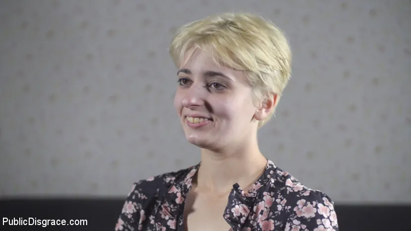 Kink '¡La pequeña puta Molly Saint Rose follada y humillada en la plaza pública!' protagonizando Tina Kay (foto 26)