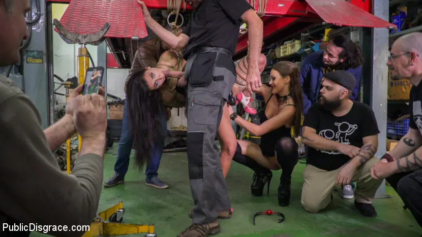 Tina Kay en 'Susy Gala - Muñeca sexual pública: Parte 2' from 'Kink' (foto 9) Kink 'Susy Gala - Muñeca sexual pública: Parte 2' protagonizando Tina Kay (foto 9)